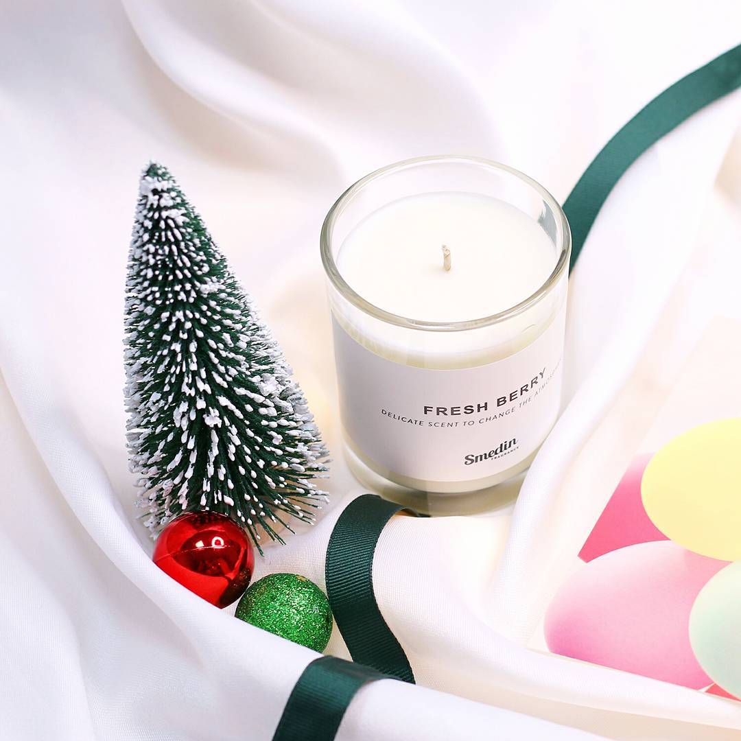 서애쿠의 예쁜날 on Instagram: “- #크리스마스 맞아 집에 #힐링 분위기 내기!🎄 #스메딘 #소이캔들 포장도 예뻐서 선물용으로도 좋고 #연말 #파티 빠질 수 없는 #캔들 스모크리스 심지라 더 좋고 발향도 부드러운 스타일 거기다 식물성 왁스 사용했으니 더 안심!💕 - - -…”