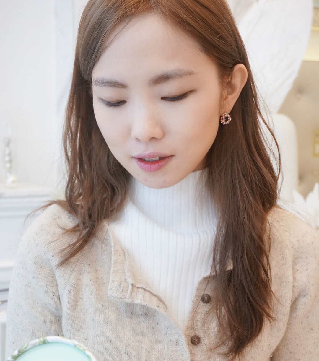 도로시 (하유맘) on Instagram: “맘에드는 귀걸이 #제이로렌
히힛 , 
@j.lauren_102
.
.
#귀걸이쇼핑몰 #20대여자쇼핑몰 #쇼핑몰추천 #귀걸이 #악세사리 #악세사리쇼핑 #패션 #패션스타그램 #데일리패션”