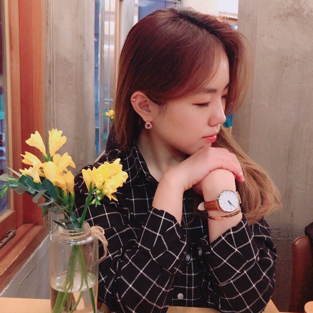 Yujin Shin(Cherie) on Instagram: “.
요즘 내 #최애템 💓 #사랑스러운 분위기 연출해주는 👀 #제이로렌 #귀걸이 ✨
.
.
.
.
#귀걸이쇼핑몰 #20대여자쇼핑몰 #쇼핑몰추천 #패션스타그램 #패션 #셀스타그램 #얼스타그램”