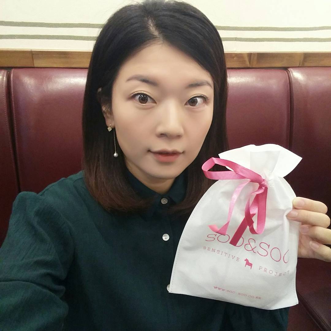 #소람그램 on Instagram: “#소람그램 (밀어보기) . . 결정장애일땐 . 럭키백 찬스 좋지~ . 따끈한 신상 랜덤 초이스~ . 다 이쁜걸로 와서 좋구먼 😻 . . . .  #수앤수#귀걸이 #악세사리#쥬얼리 #럭키백#가성비갑 #완소템만모아모아 #이가격실화냐 #알아서챙겨주는센스…”