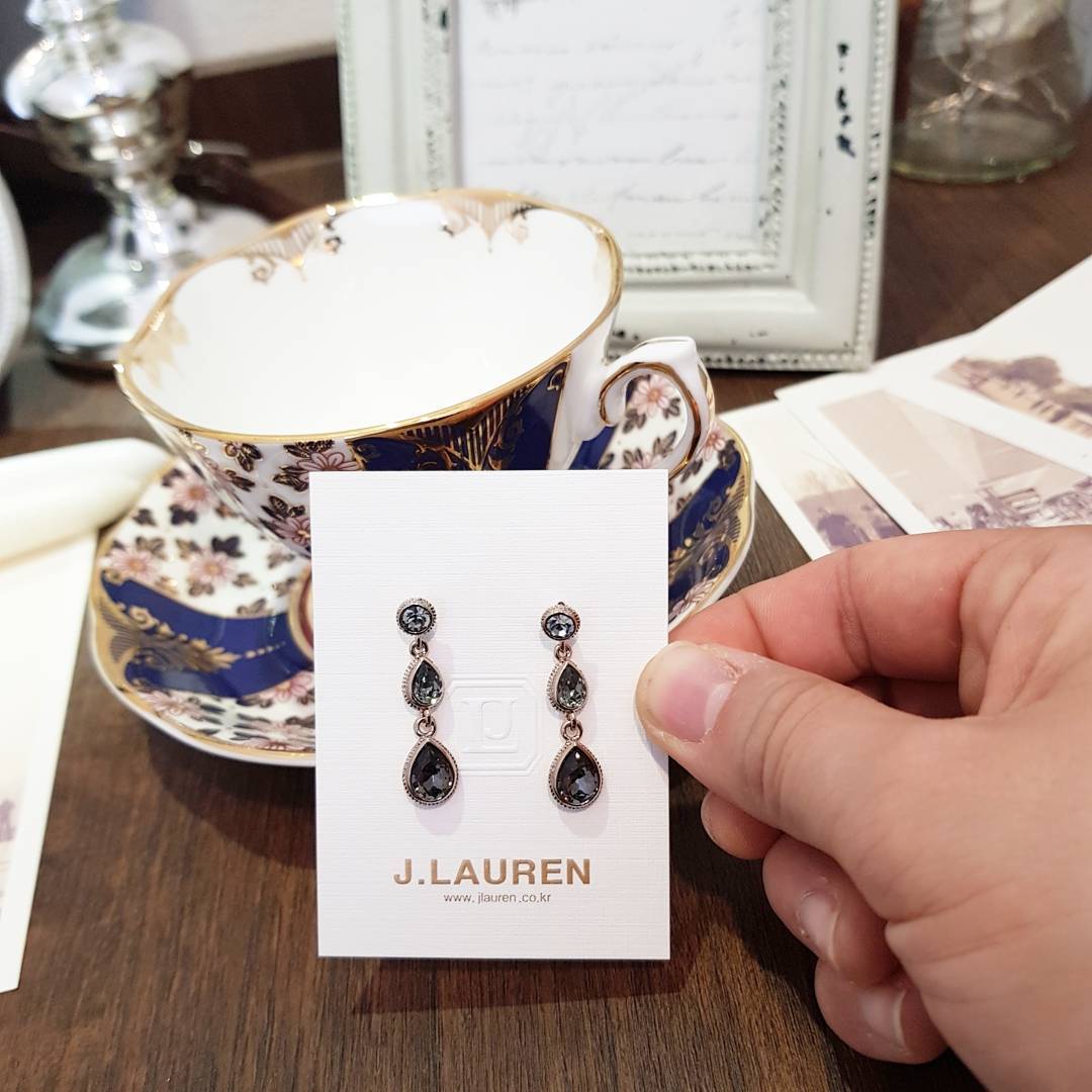 🎈 on Instagram: “연말분위기로 귀걸이 하나 구입완료 ✌ . 오렌만에 여자~여자해 보여서 좋네 👧 . 제이로렌에서 이쁜게 넘 ~ 많아서 고르기 힘들어서 다른거 또 구매했지요 ♥️ . @j.lauren_102 http://www.jlauren.co.kr/ #제이로렌…”