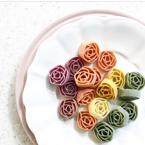 민주부 on Instagram: “장미꽃선물보다 좋은 마렐라🌹오늘 점심은 민유 뒤집기성공 축하하며 명란파스타로 💋💋 (먹을수있겠지? 도와줘요 바운서ㅋㅋ)
.
.
#선물 #마렐라파스타 #베스트삼백 #요리스타그램 #파스타 #인스타푸드 #브런치”