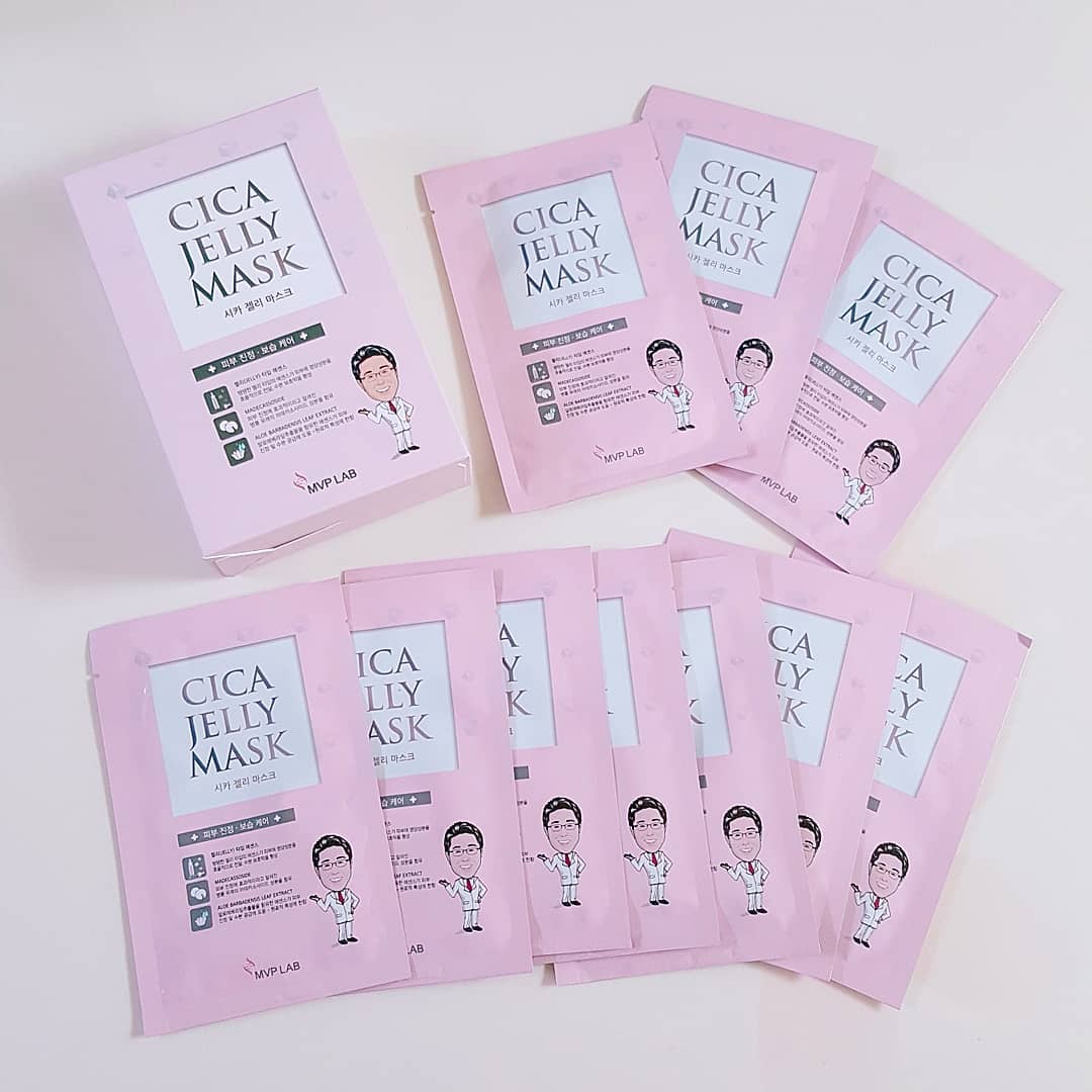 @novelitsun on Instagram: “#novelitsun🛒 거울에 비친 내 얼굴을 빤히 쳐다보다가 아차 싶어 팩을 꺼내들었다. . 마데카소사이드(병풀추출물)가 주성분이라고 쓰여있는데, 나와 같은 화알못들은 쉽게 마데카솔(호랑이풀)을 연상하면 된다. . 새살이 솔솔~ 마데카솔 😆😆…”
