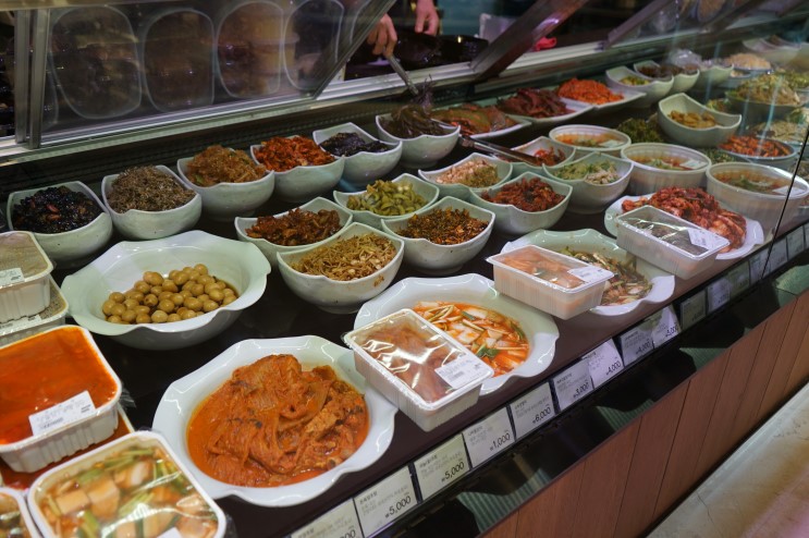반찬전문점 둥구나무 천호 현대백화점에서 맛깔나는 밑반찬 맛보세요 :)