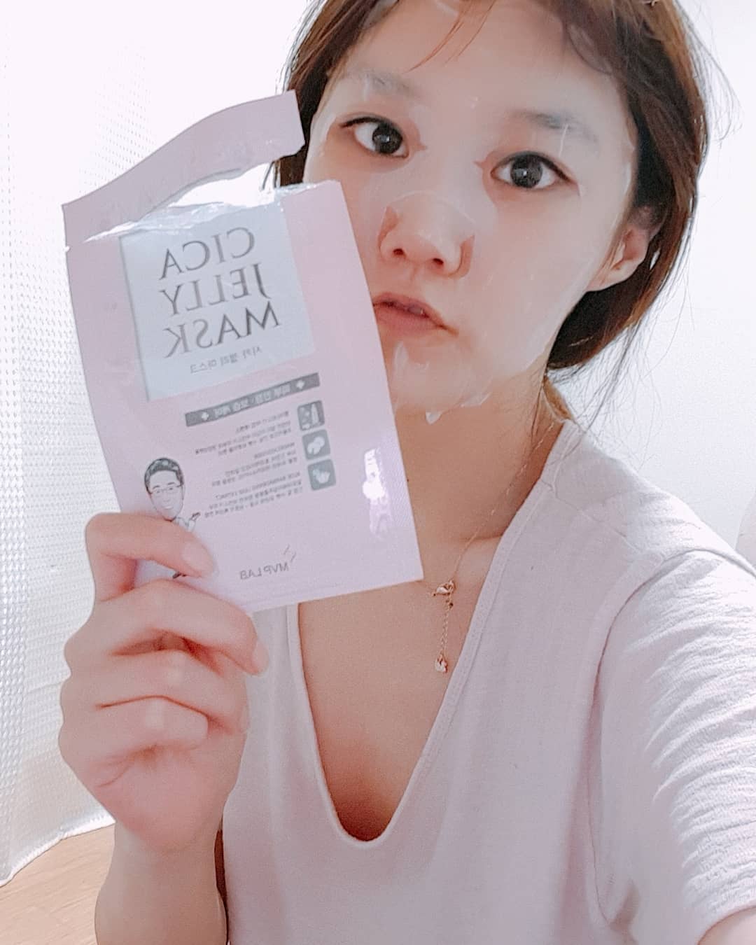 LeeMinYoung. on Instagram: “#마스크팩#마스크팩추천#시카마스크팩#CICAJELLYMAK#MVP시카젤리마스크#젤리마스크#닥터코스메틱#피부재생#피부진정#피부보습#콜라겐#알로에성분#마데카솔마스크#마데카소사이드#병풀#호랑이풀#일상스타그램#좋아요반사#선팔하면맞팔  알로에성분으로 촉촉함은…”