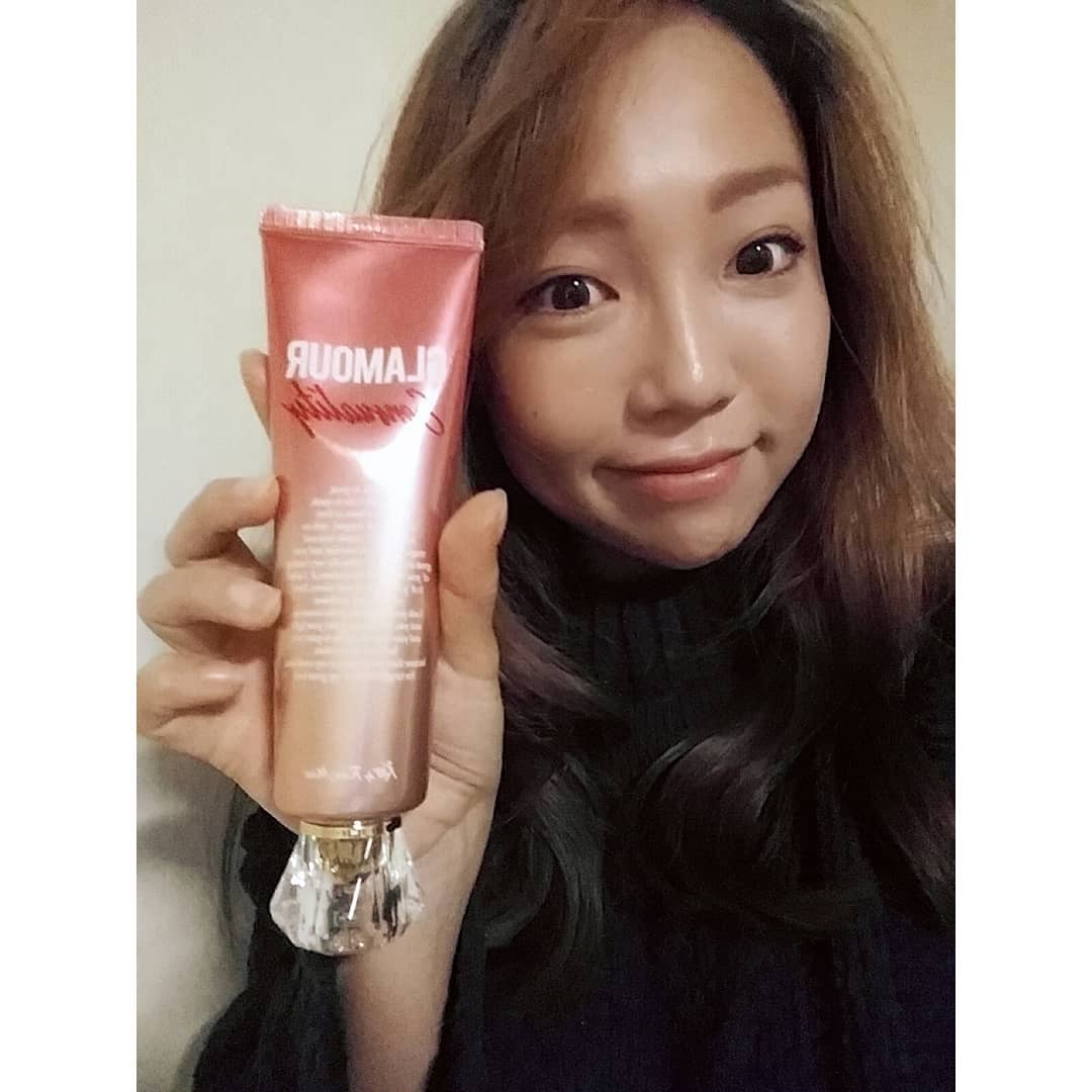 Chohee Kim on Instagram: “. 나는 사실 몸에 얼굴에 다른여자들처럼 많이바르지않는다. 얼굴엔 아이크림+토너 몸엔 바디크림도 건조할때 바른다기보다는 향기때문에 바르게되서 향기좋은 제품만 찾게된다. 향수는 너무 독하고  은은하게 오래가는건 사실 바디크림인듯하다. 보습도잘되고…”