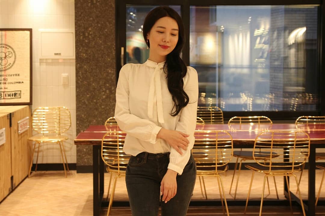 꽃 만지는 투현🌷💐 on Instagram: “밀어서 보기 . 데일리룩에도, 꾸민 룩에도 잘어울려서 요즘 무지 애정하는 #예쁜이어링 . 양쪽 언발란스 그린, 핑크가 다  포함되어 있어 모든 룩에 잘 어울리고 . 쿨톤 웜톤 다 잘 어울려요 ♡ . . #제이로렌 #귀걸이쇼핑몰 #20대여자쇼핑몰…”