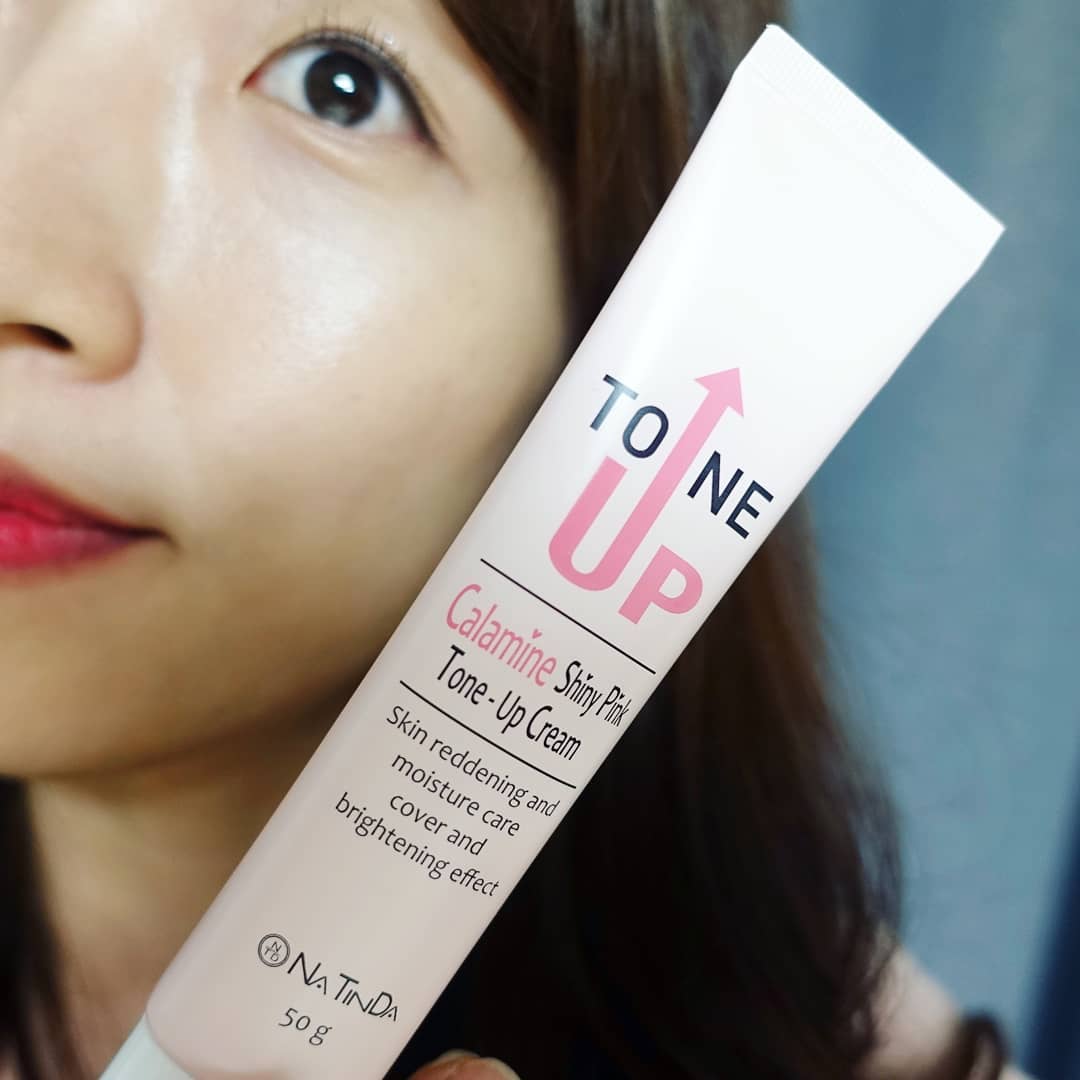 사랑둥이 on Instagram: “#뷰티 . 크림 하나 발랐는데 보습에 다크서클 케어까지 된다! . 핑크빛 제형이 피부에 자연스러운 생기 부여. 투명하면서도 매트한 무결점 피부톤 완성! . 물광피부에 톤업까지 되니 세상 좋네. 집앞에 잠깐 나갈땐 #칼라민 #톤업크림 하나면 끝!! .…”