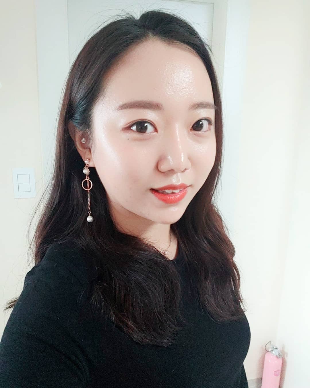 계룡룡💛 on Instagram: “요즘 셀카 스노우 없이 사진 못찍는다던데 맞네요 최고당! 그리고 꽃놀이에 하려던 귀걸이는 다음주로 미뤄두기 담주에 하고 놀러갈고야 언발란스 드롭귀걸이 진짜 취향저격 골드 안어울리는데 로즈골드는 역시 대단해♥ 제이로렌 귀걸이 참 가볍고 좋네요! . .…”