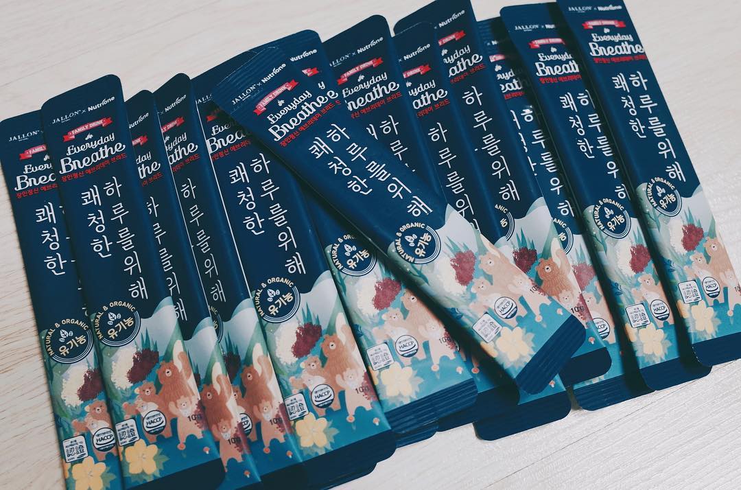 윤지니 on Instagram: “#지니랜드 - 환절기엔 필수로 챙겨줘야하는 배즙을 이렇게 간편하게 얌얌할 수 있다니 여행갈때 꼭 챙겨가서 면연력을 업~그레이드 - 아이들도 먹기 좋고 미세먼지로 고생하는 기관지를 깔끔하게 씻어주는 유기농 에브리데이 - 먹기 거북할땐 요거트나 물에…”