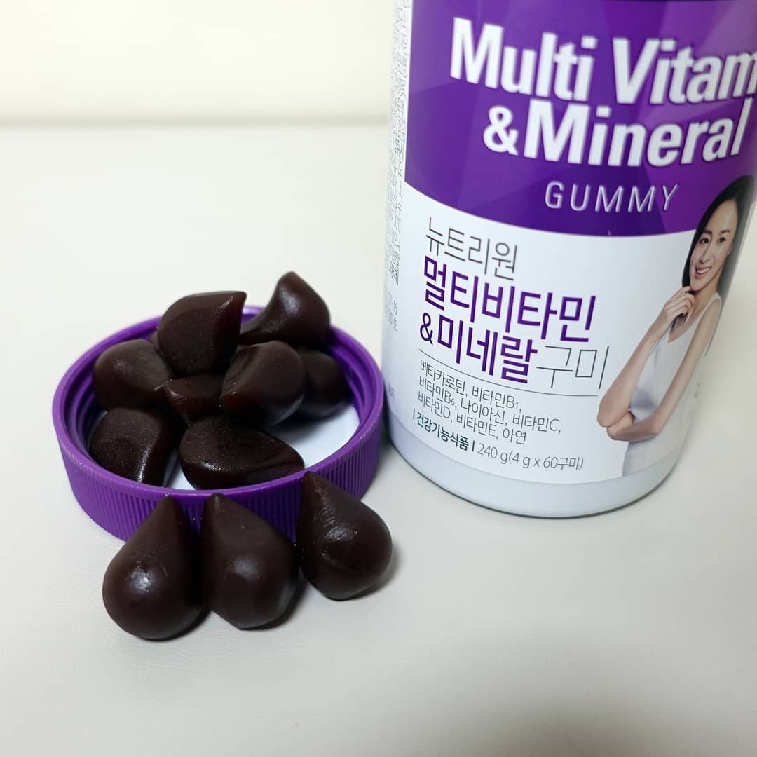 사랑둥이 on Instagram: “#건강 . 며칠전 룩앳미 방송에서 김재경이 먹는거 보고 오잉!! 김태희가 선택한 #뉴트리원 건강구미 나도 먹어봤음!^^ . 달달한 포도맛 젤리. 아이들도 너무 잘 먹는구나. . 네식구 하루 세알씩 먹으니 한통 순식간에 클리어!ㅋㅋ . #멀티비타민,…”