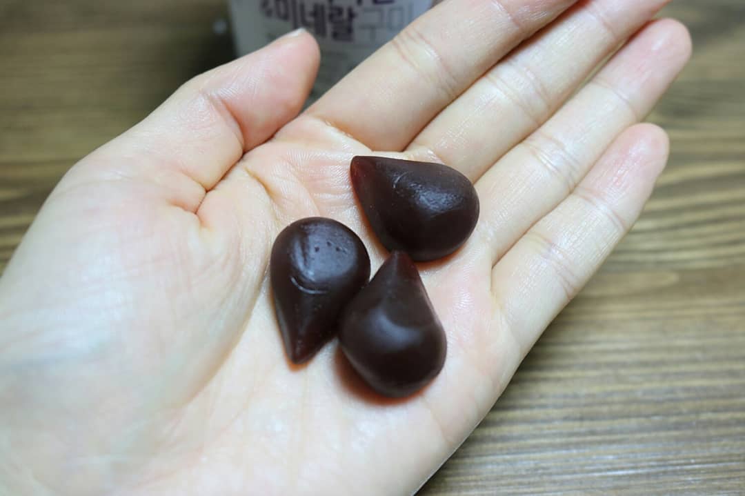 Youn Hee Choi on Instagram: “이거 뭐지???눙물인가 ㅎ 간식처럼 먹는 맛있는 건강젤리~ 룩앳미에서 김재경이 먹았다는 그 쩰리당 영양제 챙겨먹기 귀찮은디 요건 간식처럼 먹을수 있어 굳굳 하루 3개인데 앉아서 10개라도 먹을수 있을것 같은 맛 ㅋㅋㅋ 뉴트리원 자사몰 회원가입시…”