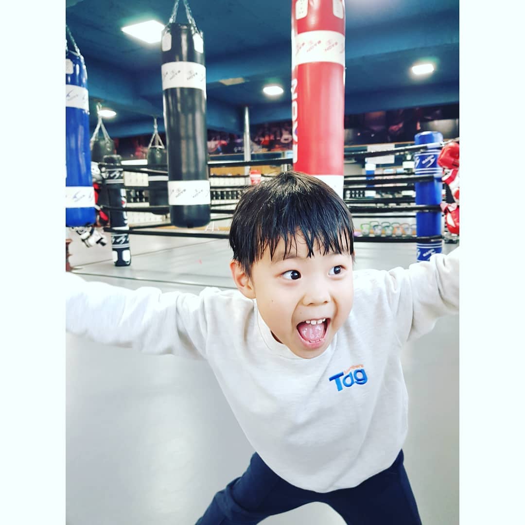 윤뿌니♡ on Instagram: “우리 은우 월수금 주3회 복싱중♡ 추운 겨울에도 저렇게 땀 흘릴만큼 운동하니 살이 찔 틈이 없어서 엄마는 부럽다 ㅋㅋ 하루일정 끝내고 깨끗하게 씻고 꿀잠 자기 :) 독일 유기농 인증 BDIH가 인정한 순한 유아 바디클렌저라서 머리부터 발끝까지 한번에…”