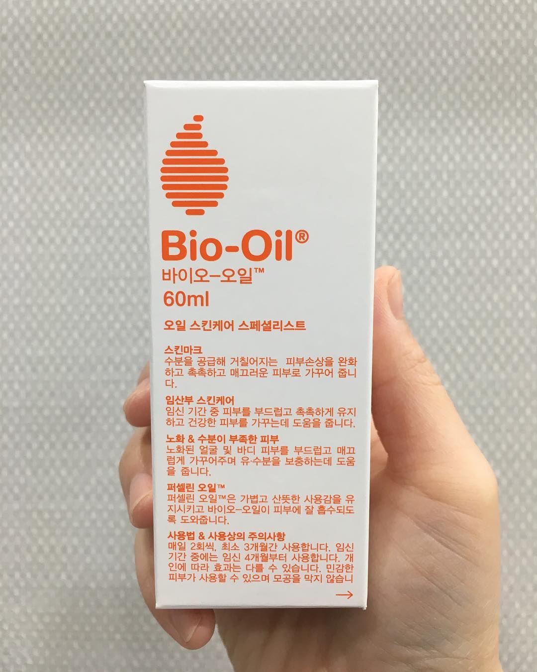 YouJin Kang on Instagram: “건조하고 찢어지고 갈라지는 피부엔 #바이오오일 #페이스오일 #바디오일 #멀티오일 파우치에 쏙 넣고 어디에서나 꺼내 쓰기에도 좋은 크기👛  #퍼셀린오일성분 이라 돌아서면 바로 흡수되는 보송보송 보습오일  핸드크림이 성에 안찬다면 바이오오일 한방울 톡!…”
