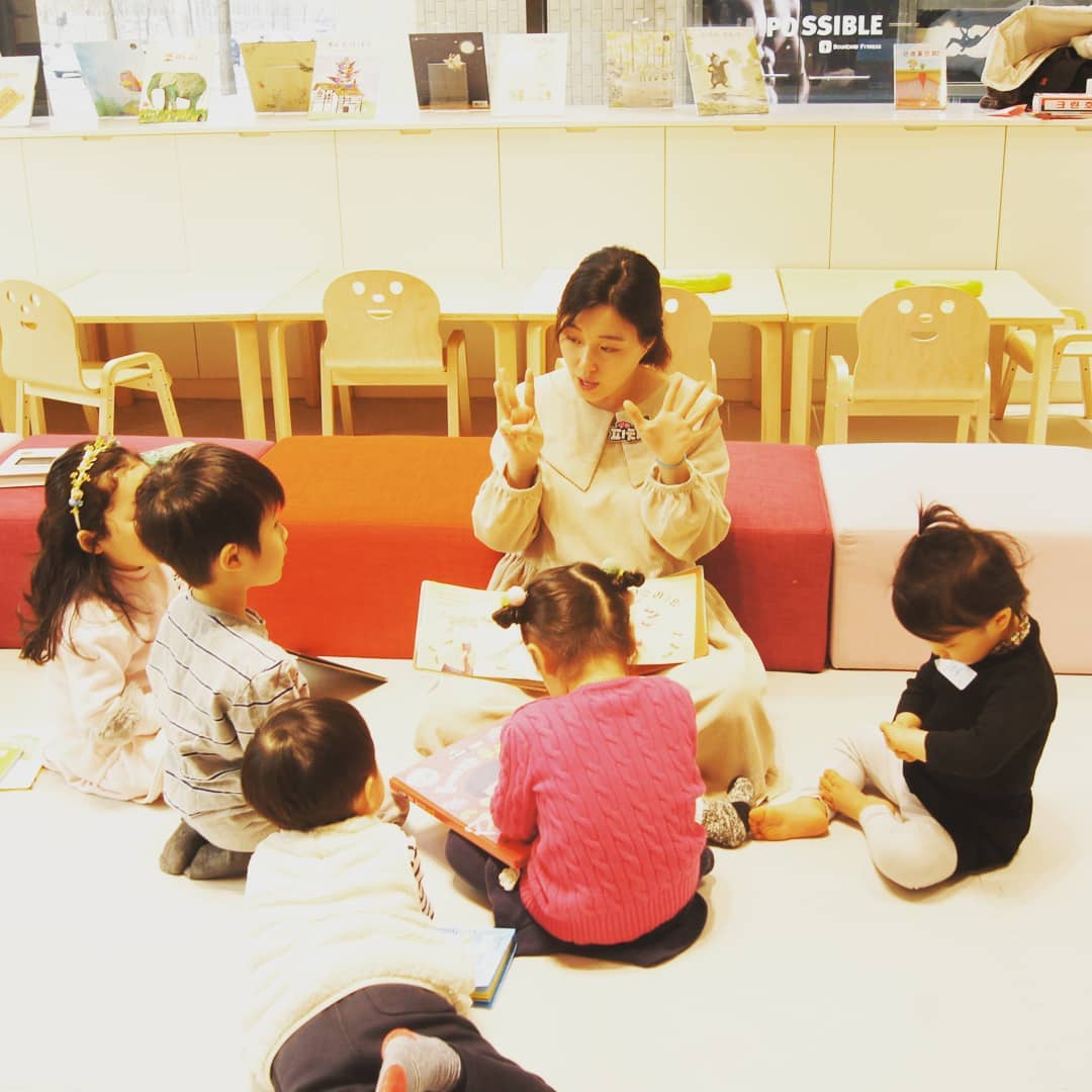 꼬맹이 on Instagram: “여기 넘 좋다. 선생님들이 책 읽어주고 활동해 주고. 전문가 샘들이 직접 책 읽어주고 책 내용대로 활동해주고 하니까. 솔직히 책 잘 안 읽는 아이들에게 딱 좋네. 엄마가 읽어주는 것도 듣는 체 마는 체 하더만. 흥이다. 책도 많고 활동 공간도 좋고…”
