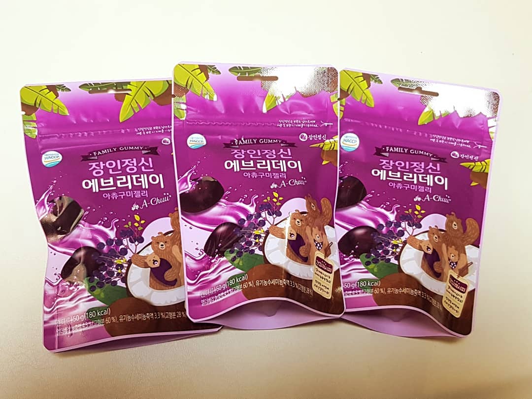 준우맘🎈 on Instagram: “. 요즘 다시 시작된 말안듣는 시기 ㅠㅠ  어린이집도 안가려하고 고집도 쌔진 준우한테  보여주기만 하면 말잘드는 #아츄구미젤리 . 젤리 안에 호흡기에 좋은 유기농 수세미 원액이 들어있구! 면역력증진에 도움주는 엘더베리가 쫄깃쫄깃하니 넘 맛있음! .…”