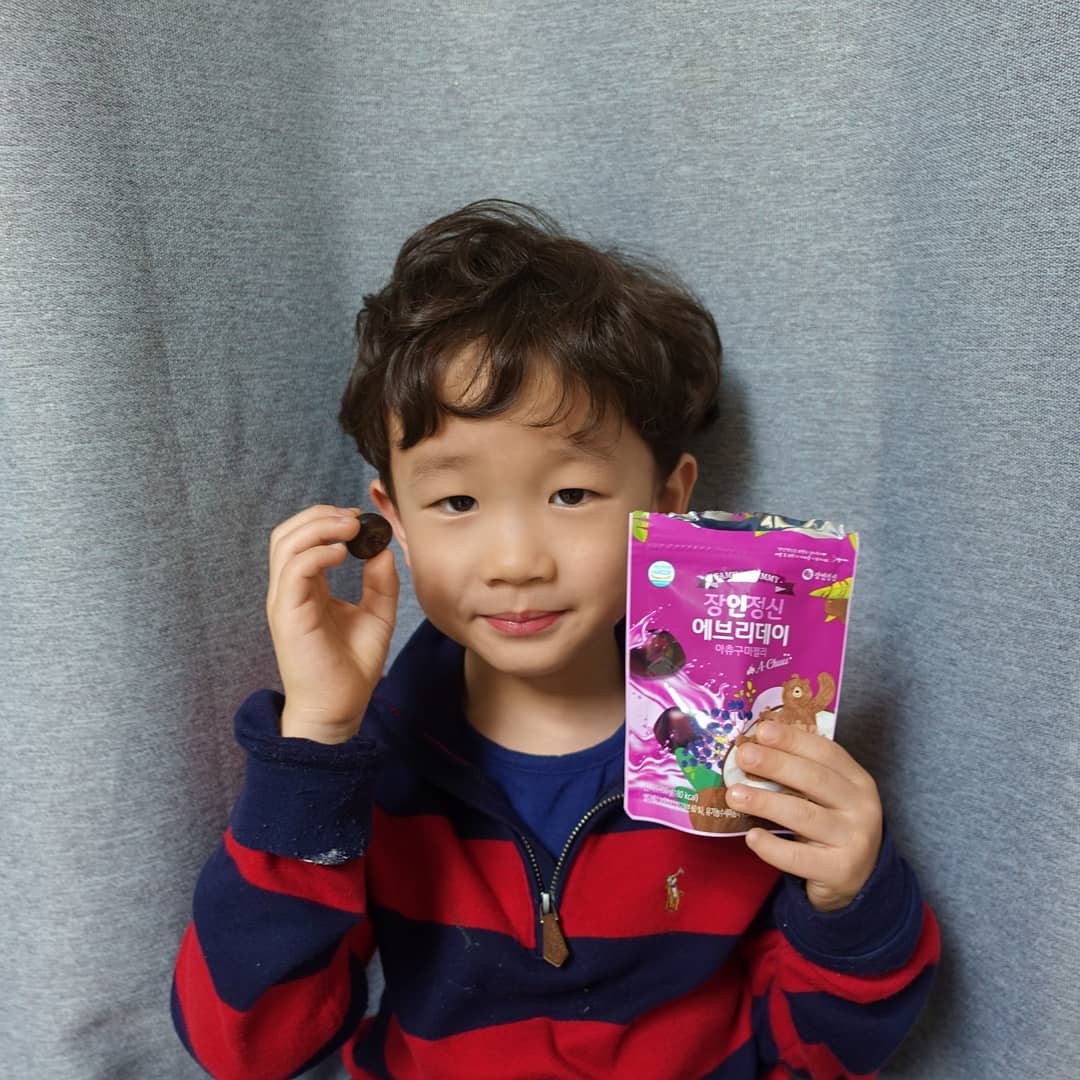 사랑둥이 on Instagram: “#간식 . 군것질 참 좋아하는 우리 아이들. 외출할땐 진상방지용으로 꼭 챙기게되는 간식거리들. . 먹이면서도 불안하고 찝찝한 간식들 대신 우리 아이들 건강에 도움되는 맛있는 #아츄구미젤리 들고다니기 시작! . GI지수 낮은 코코넛설탕 들어가 안심!…”