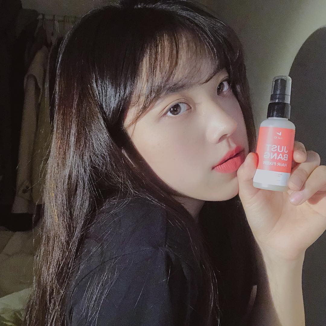 지브래드 Gbread on Instagram: “앞머리유저들 헤어 픽서 정도는 필수 아닌가몰랑?! 🕺🏼
이거뿌리면 하루종일 뱅글뱅글하고 떡지지않아서 굳임! 여름에 잘쓰겠당 🤩”