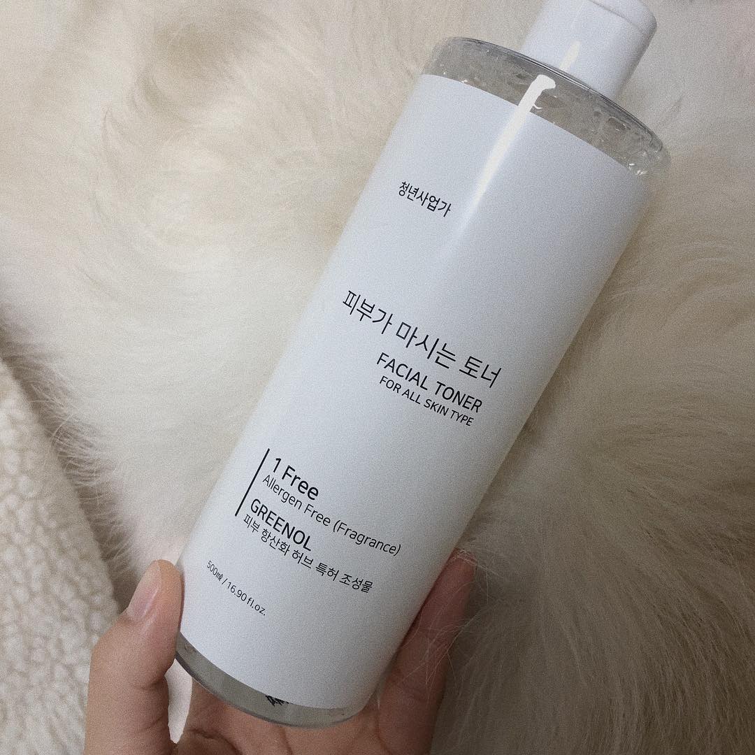 지브래드 Gbread on Instagram: “"정직하고 개발하고 노력한 만큼의 결과만 받자" - 청년사업가 모토 💧 - 정말 기본에 충실한 심플 토너이다! 무겁운 스킨케어가 싫어서 대충대충 아무거나 바르곤 했는데, 요 제품은 여러번 레이어링 해도 답답함 없어서 요즘 이걸루 7스킨하면 산뜻하면서…”