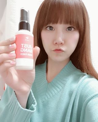 LeeMinYoung. on Instagram: “이마가 못난 나는 항상 앞머리를 고수! 그럭데 반곱슬이다 보니 머리가 항상 이리저리 휘고 난리가 난다😭 아침마다 고데기 하기도 힘들고  수시로 헤어롤 말아서 기다리기도 힘들고  그러다 발견한 잇템! 저스트뱅 헤어픽서! 건조된 앞머리를 헤어롤로…”