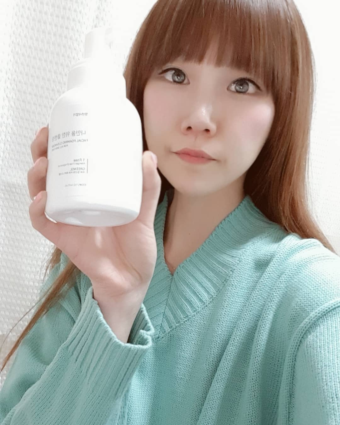 LeeMinYoung. on Instagram: “폭신폭신한 타입의 버블폼! 청년사업가 나만의클렌징폼ㅎㅎ EWG등급이 8등급 이기 때문에 오히려  알러젠 프리향료로 저자극에 알러지를 유발시키지 않는다는것 여러분은 알고 계신가요?! 또한  피부 보호용 항산화 허브  조성물 그리놀 함유로 피부진정효과도…”