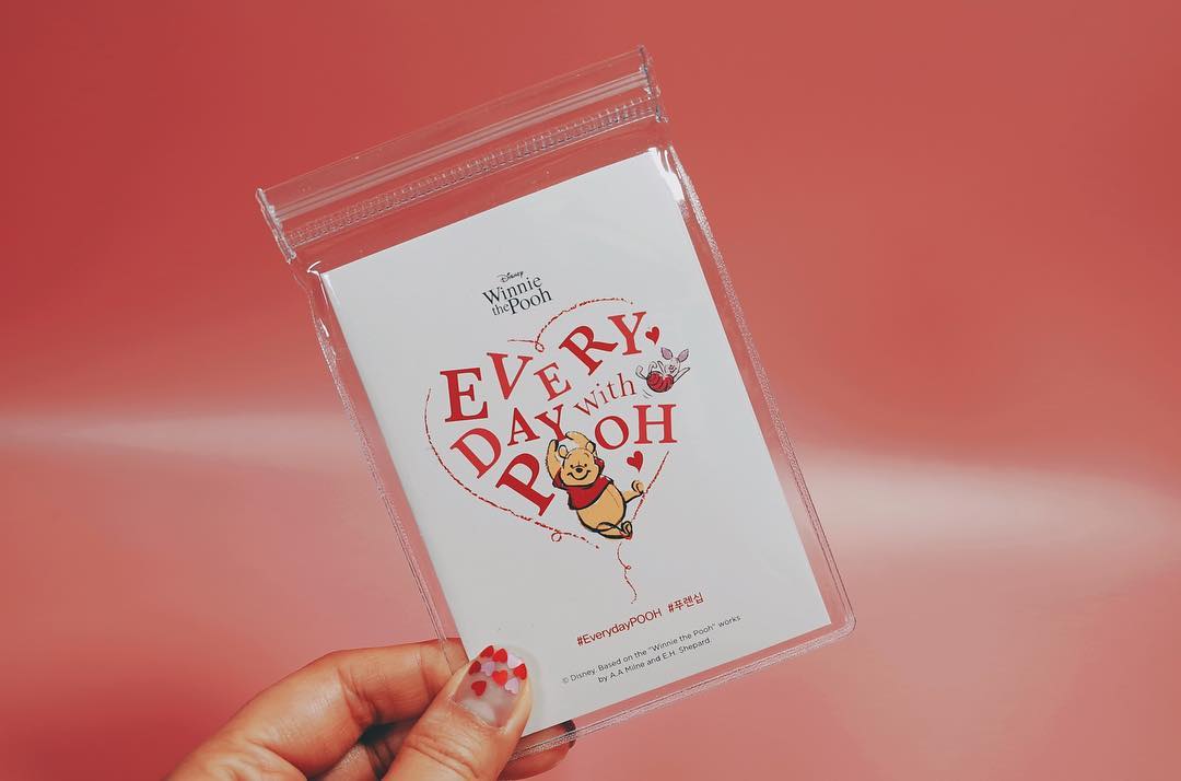 윤지니 on Instagram: “#지니랜드 - 작년 한해 인스타를 뜨겁게 달궜던 Everyday with Pooh 열풍 !! 이번에는 나도 도전 성공 🤭 - 사실 피글렛이 걸리고 싶었는데 조금 아쉽지만 괜차나 이쁘니까 - 포토존에서 함께 사용하기 좋은 텍과 여권지갑 그리고…”