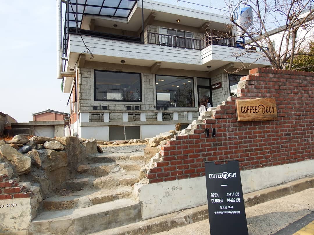 @gao8785 on Instagram: “#커피가이 . . . 지난주 일요일 갔다왔는데, 이제올림ㄷㄷ 예전에 바리스타 챔피언 카페 갔었는데, 이곳은 로스팅대회 1등한 카페입니다 ㅋㅋ 1등답게, 1층에 로스팅룸이랑 교육장도 보유하심 . . . 아인슈패너..내가 인스타하면서 먹은 것중에 제일…”