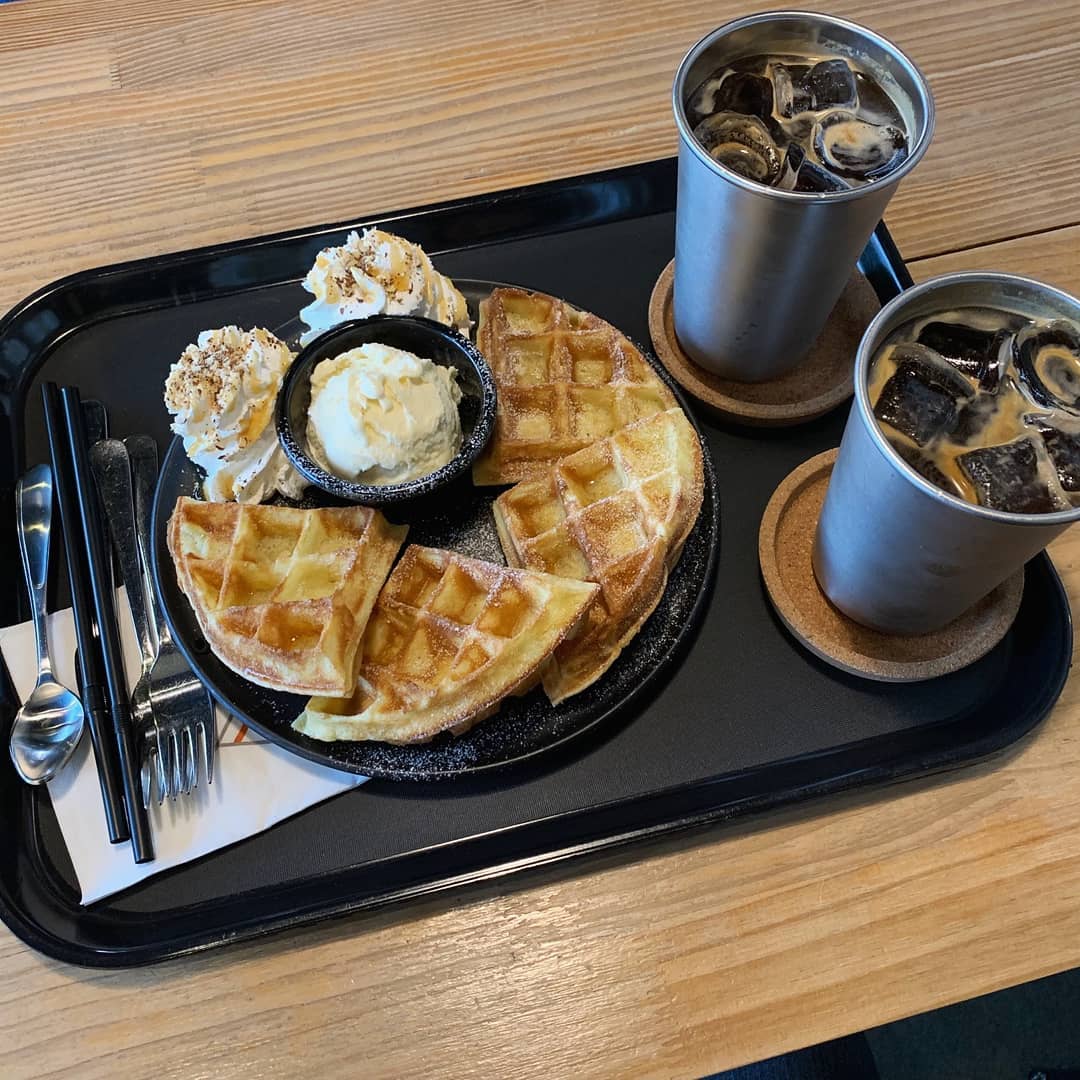 짜장면먹고 치킨먹고 카페가고
편의점털어서 공원가고 오늘완전폭풍과식
.
.
#2키로는찐듯
# 천안카페 #쌍용동카페 #카페스타그램☕️
#카페아비시니아 #아비시니아 #디저트
#아이스아메리카노 #아이스크림와플
#천안맘 #아들둘맘 #일상소통 #맞팔환영