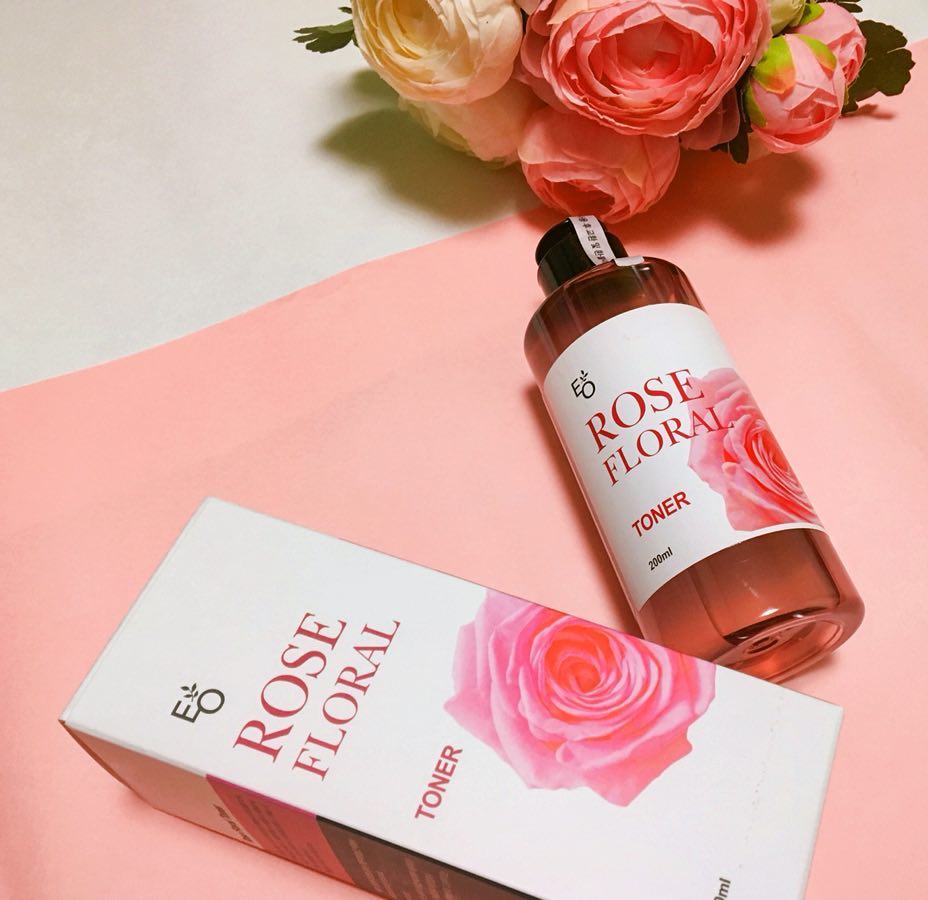 🌹EO WATER 로즈 플로럴 토너🌹 #제품제공 

패키지도 너무 예쁘고 토너를 솜에 적셔서 사용하기 귀찮아하는 사람들을 위해서 펌프도 같이 동봉해주셔서 미스트처럼 촥촥 뿌리기에도 좋아요👍🏻👍🏻 

그리고 펌프로도 사용해봤는데 안개분사미스트느낌으로 사용이 가능했어요! 

뿌려지는 토너의 입자가 굉장히 미세해서 자극적이지 않고 좀 더 부드럽게 사용기능해서 좋았어요~ 😊

향도 은은하게 기분좋은 장미향🌹으로 평상시에 향기에 민감한데도 부담없이 사용기능해서 좋았습니다 ㅎㅎ 

토너 사용하시기 귀찮으신 분들도 기초단계에서 닦는 토너타입을 선호 하시는 분들도 사용하시기 좋아용💖

자연주의 화장품 이오워터 로즈 토너 추천해요!✨