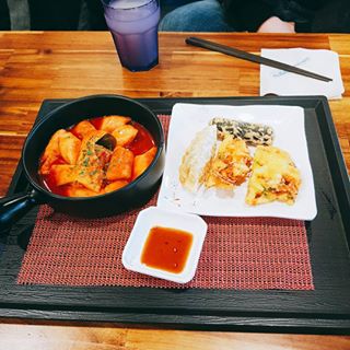 LeeMinYoung. on Instagram: “오빠랑 맛난 점심 먹으러 알리바바쏙쏙김밥 홍대점 다녀왔어용!! 매콤인기5종김밥 시켰는데.. 적당히 매콤하게 맛있어서 매운거 좋아하는 저도 잘못먹는 오빠도 넘 맛있게 먹었지용ㅎ 떡볶이도 매콤 쫀득하니 맛있구 튀김은 완전 바삭바삭ㅎ식혜는 완전 옛날…”