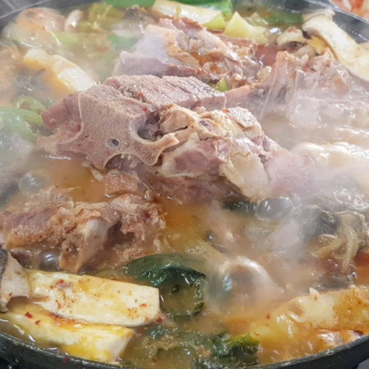 #양평해장국&뼈해장국
#파주탄현맛집
#해장국맛집
#디스플레이 근처네

경기도 파주시 방촌로 1048-2
우와
사장님이 다 만드신데
울 형주 진짜 맛있다는데..
고기는 맛집 가면 얘들이 더 잘 아는듯
오늘도 포식하는군~~
밥은 돌솥인데 먼저 먹느라~~^^