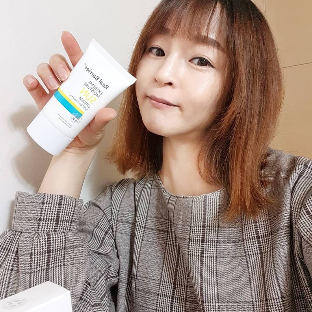 ♡
사계절 내내 선크림 필수!
요즘 날도 좋아지고 햇볕도 좋아지고~~
리얼베리어 익스트림 모이스처 선크림 발라봤어요!
백탁없이 발림성도 좋고 끈적이지않고 산뜻해요!
건조함 없이 촉촉하고 순해서 맘에 드네요!~
.
.
#리얼베리어 #Realbarrier #익스트림모이스처선크림 #선크림 #무기자차선크림 #안심선크림 #자외선차단제 #무기자외선차단제 #리얼베리어선크림 #올리브영선크림 #공팔리터 #08L