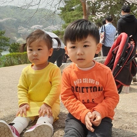 #용인 #에버랜드 #호암미술관벚꽃  #나들이 갔다왔어요~
#동물원 가는줄 알고 좋아한 선우 ㅠㅠ 속여서 미안해 내일 꼭 동물원 가자!
엄마 손도 뿌리치고 혼자 돌아다니기 좋아하는 귀염둥이 효이
지치지도 않고 돌아댕기네요ㅎㅎ
오잉? 어디선가 나타난 #공작새
#여기여기붙어라
하나둘씩 붙어 우르르 쫒아가는 아이들에 놀라 도망가네요~~
#여기보세요 
양돌상 등에 앉아 사이좋게 찰칵!
오늘 날씨가 너무 좋았어요 🤗

#선팔 #맞팔 #선팔하면맞팔 #아들스타그램 #딸스타그램 #아들맘 #딸맘 #일상스타그램 #소통해여