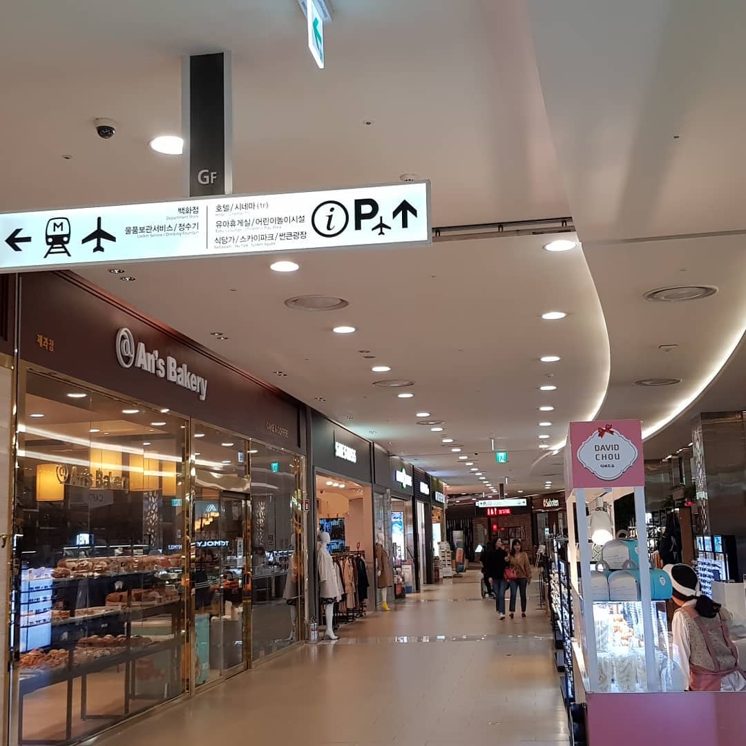 #롯데시네마 #샤롯데관 #김포공항
우와
#노팅힐 보고 왔어요..
샤롯데관 짱 좋네
편안하고 넓고 사람 적구
#전용라운지도 있어서 밥 먹구 차마시기도 좋구

#남친 생기면 #데이트코스로 짱일듯

#김포공항롯데몰 #김포공항롯데아울렛