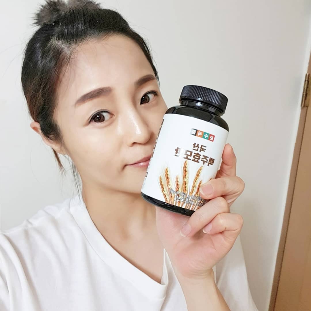 ♡
맥주효모에 비타민b1 셀레늄 비오틴 엽산이 함유되어있고 특히 단백질이 풍부하고 탈모에도 도움이된다니 요즘 필수로 챙기고있어요!

크기도 작어 물과 함께 목넘김도 편하고 먹기 좋은거 같아요!

국산맥주료모만을 사용해 고유의맛과 향으로 순수식품만의 노하우로 곡물첨가제를 넣지않은 국산 건조효모100%라 더건강하고 믿고 먹을수 있어요!
.
.
soonsoofood 
#순수식품 #맥주효모환 #맥주효모 #맥주 #탈모 #탈모예방 #머리카락 #단백질 #비타민 #머리영양제 #두피 #두피관리 #헤어관리 #종합영양제 #헬스타그램 #단백질보충제 #운동스타그램 #건강 #건강스타그램