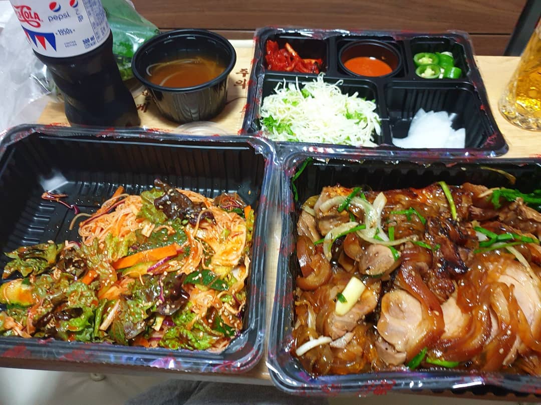 어제 저녁에 시켜먹은 #마왕족발
#마왕소스 맛이 굳굳굳👍👍👍
#비빔국수 #족발 싸서 먹으니 #짱맛
유자드레싱 #샐러드 상큼해요🤗
#양념족발 이라 안에 납작당면사리가
들어있는데 양념을 흡수해서 #짭조름 
계속 #땡기는맛 이에요
둘이서 소짜시켰는데 양도 많고
너무 잘 먹었어요~~
#맛스타그램 #일상소통 #선팔맞팔