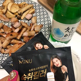 령디💐✨ on Instagram: “지오니랑 숙취킬러먹고 소주랑 항정살 먹기🙋🏻‍♀️ 레몬맛나고 원래는 소주잔에 물이랑 타먹는데 우린 그냥 컵에 타서 마셔버렸디:) 희휘 오늘 아침에 일어날 때 어제 술마신 것도 까먹었을정도로 숙취xxxxxxx 체고 채고 . . . . #MINU #미누…”