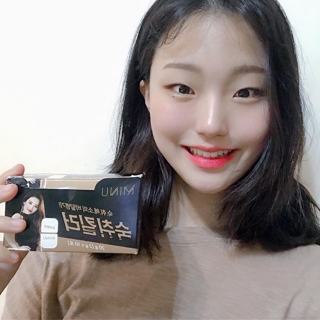 김채희 on Instagram: “전원래 숙취가 심해서,, 술먹구다음날에는 춤을못추는데,,, 이거먹고 술먹으면 숙취가진짜 하나도없어요 ㅋㅋㅋㅋㅋㅋㅋ ㅜ 그래서 실기시험도 거뜬하게 했다는,, ㅜ 이런거 첨먹어봤는데 레몬맛이라서 깔라만시 같아서 좋앗움,,,,히히,, 진짜개꿀맛 . . .…”