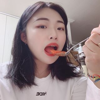 민 갱 on Instagram: “야식 땡기는데 밀가루랑 매운거 먹으면 부담스러웠는데 이건 쵝오,,., 떡볶이 진짜 좋아하는데 밀가루 소화 못해서 자주 못먹는데 밀이나 쌀로 만든 떡이 아닌, 통밀로 만든 떡인데도 쫀득하고 맛도 있다ㅜ다이어트 하는 사람들한테도 짱 좋을듯…”