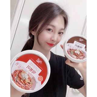 수정 on Instagram: “떡볶이를 사랑하는 나는 아침이고 밤이고 1일 1 떡볶이 수준이라 건강에 안 좋다~ 라고 많이 듣는 나에게 딱 제격인 #다이어트떡볶이  통밀로 만든 떡!  다양한 비타민도 왕 많은 거 시롸...? 칼로리도 345kcal ~~ >_< ❤️ 떡볶이야 넌…”