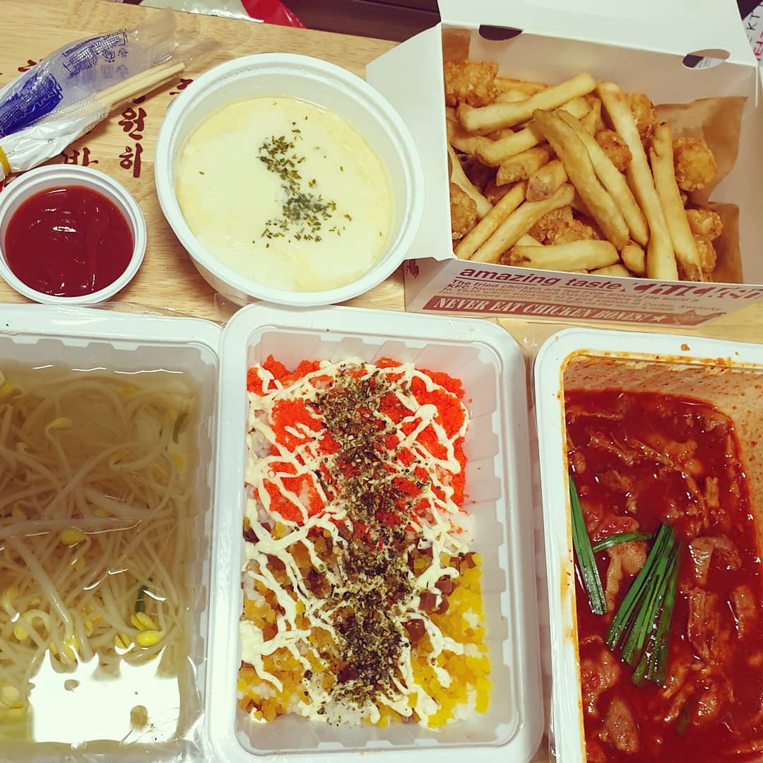 #야식 시켜먹기~ #국물닭발 간편하게 무뼈로~
치즈뿌린 #계란찜 👍 #감자튀김 👍
#날치알주먹밥 👍 #콩나물국 
#치킨과국물닭발
#먹스타그램 #일상 #맞팔 #선팔 #소통