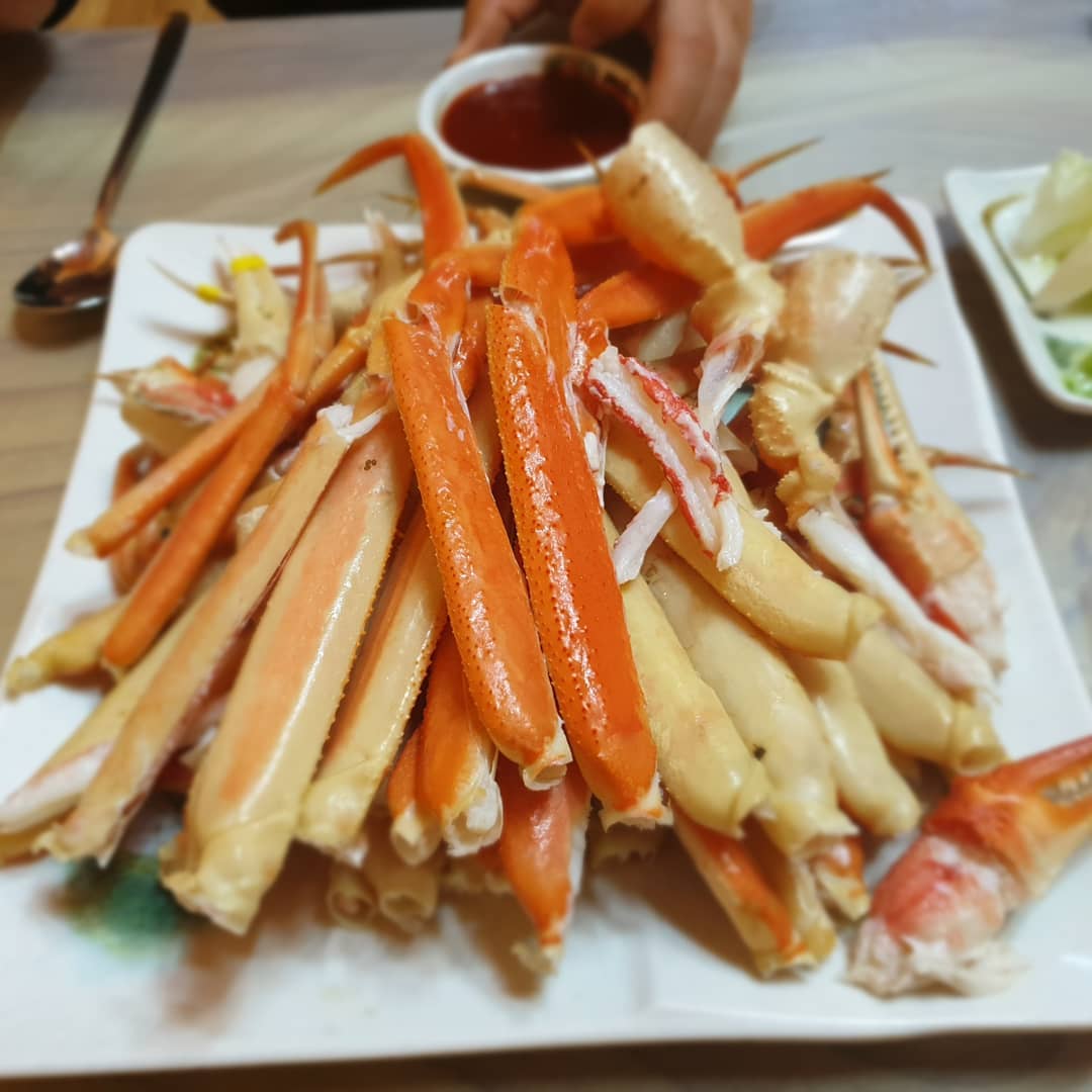이번에 영덕으로 여행가서 
#영덕대게 먹고왔다
넘넘 맛있다
대게는 왜 이렇게 대게 맛있지?!?!?!
🤣
촉촉쫄깃... 크래미랑은 비교가 안돼 ㅠㅠ
대게는 뭐든 맛있어서 맛집을 꼽는 기준이라하면
 합리적인 가격과 서비스로 제공해주는 곳이 아닐까 이번에 느꼈다

#먹방 #먹스타그램