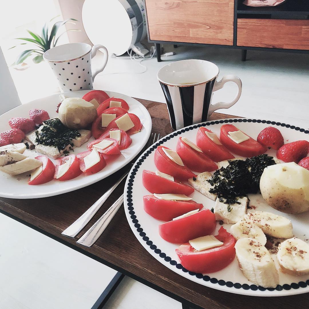 아침은 가볍게 양은 많이 😋
배불배불 
신선한 토마토+치즈,삶은감자,두부+김바반,딸기+바나나 
#아침건강식 #브런치 #과일아침
