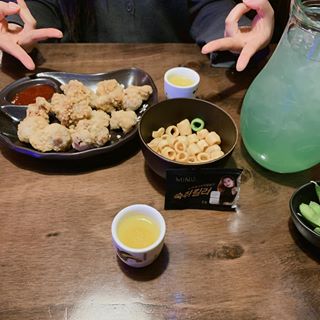 민경 on Instagram: “간단하게 🥂먹는 자리여두 숙취는 싫으니까,,,,😭레몬 맛 가루를 물에 타먹는거라 부담도 없구 맛있어서 친구랑 하나씩 먹었다:)먹을때마다 숙취가 없어서 행복해🎶 미누 숙취킬러로 숙취해소 미리 완료👌 . . . . . *본 포스팅은 제품을 제공 받아…”