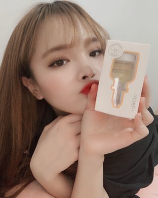 김수정 on Instagram: “최애 앰플 찾아따 😭❤️ .
.
.
.
오일류 싫어했는데 얜 왜 기분좋게 바로흡수되지 #?-? 아홉가지 비타민이 들어가서 그런지 바르고난뒤 바로 흡수되서 보득보득한 느낌!”