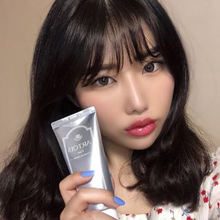 마성의 하찌 on Instagram: “@1004lab_official #천사연구소  촬영없는 날엔 화장을 가볍게 하는 편이라 #미백크림 을 선호하는데,, 진짜 여러제품 다 써봤지만 끈적거림 없고 뽀송뽀송하게 발려지는 제품은 처음ㅠㅠㅠ♥️ 심지어 혜자스러운 용량🥺🥺 내 손 참 누렇다,,…”