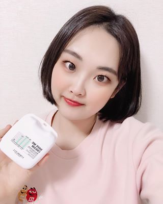 🅗🅐 🅡🅐🅜 on Instagram: “로하셀 세이브미 크림 🌱꾸덕한 제형이지만 바르고나면 세상 촉촉~ 🌱수크랄페이트 공법으로 물이나 오일에 녹지않는 성분을 피부에 흡수되도록 해줘요~ 🌱루테인이 함유되어 블루라이트 차단과 유해성분 3중 필터링 효과! 🌱미세먼지까지 차단되니 정말 세이브미…”