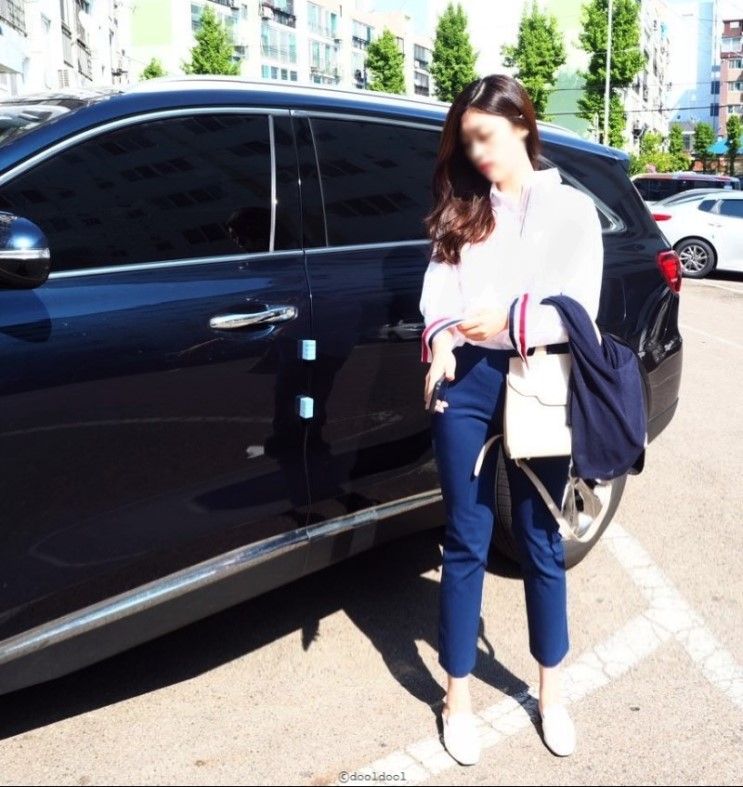 오피스룩 유니스샵 여자화이트셔츠 탐셔츠로 깔끔하게 완성