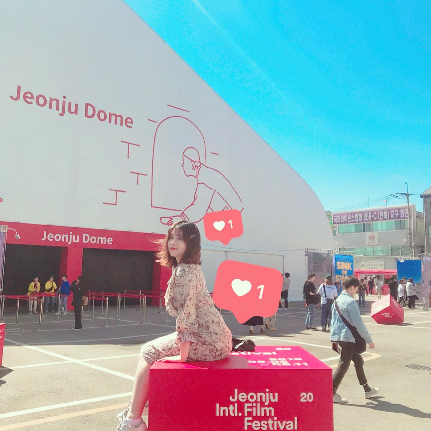 #jiff
정성오 감독님의 [이장]이 cgv 아트하우스상 받아서 기부니가 너무 좋고... 단편 [병(病)] 을 가장 재미있게 봤는데 다들 좋게 보셔서 심사위원상까지 받으신 것 같아 또 기부니가 좋습니다. 이장 개봉하면 꼭 다시 보러 갈게요!
사진으로 다 못 담았지만 반가운 분들과 뵙고 싶었던 분들 3일 동안 정말 많이 만나고 와서 입꼬리가 안 내려갑니다. 😂