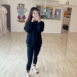 정서진 on Instagram: “요즘 내 데일리 맨투맨 ٩( ᐛ )و _ 무난한 기본 스타일이지만 질이 좋아 마음에 들어효 ! 특히 잘 늘어나는 목 부분은 두겹이라 짱짱함 👍🏻 매일 레깅스를 입고 있어야해서 엉덩이부분이 훤히 보이면 민망한감이 없지 않아 있는데 160기준 엉덩이…”